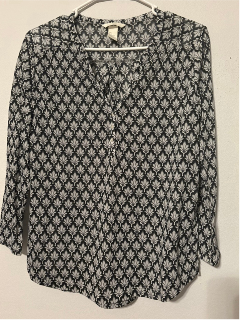 H&M Black & White Art Deco Geometric Patterned V-Neck Blouse Top - Size S EUC